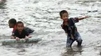 Sejumlah anak-anak bermain di genangan air akibat banjir rob di kawasan pintu masuk Pelabuhan Nizam Zachman, Muara Baru, Jakarta, Jumat (5/6/2020). Banjir rob di Pelabuhan Muara Baru tersebut terjadi akibat cuaca ekstrem serta pasang air laut. (Liputan6.com/Helmi Fithriansyah)