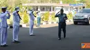 Citizen6, Surabaya: Kunjungan resmi Dan Lantamal V, Laksma TNI Sumadi ke lembaga pendidikan TNI AL. Komandan Lanntamal V melewati jajar kehormatan (Valref) Kobangdikal. (Pengirim: Penkobangdikal).