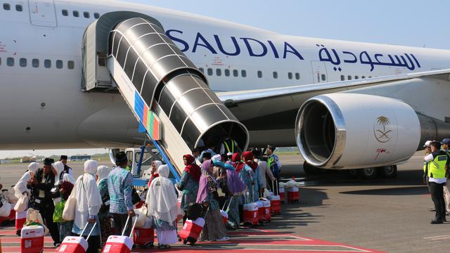 Calon haji berangkat dari Bandara Juanda. (Dian Kurniawan/Liputan6.com)