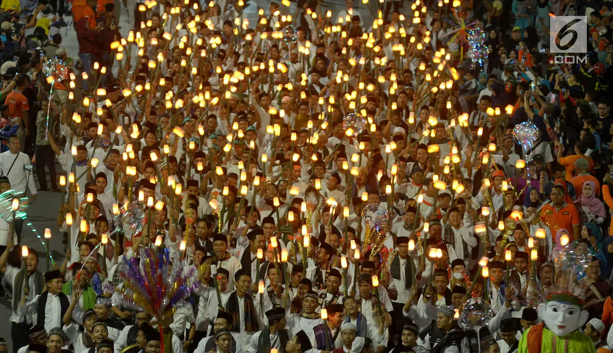 Umat muslim mengikuti pawai obor menyambut Tahun Baru Islam 1441 H pada acara Jakarta Muharram Festival di kawasan Bundaran HI, Jakarta, Sabtu (31/8/2019). Pawai yang diikuti 4000 peserta dengan obor elektrik dimeriahkan dengan berbagai rangkaian acara. (merdeka.com/Imam Bukhori)
