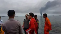 Tumpahan minyak bakar atau Marine Fuel Oil (MFO) dan kebakaran di Teluk Balikpapan. (Liputan6.com/Abelda Gunawan)