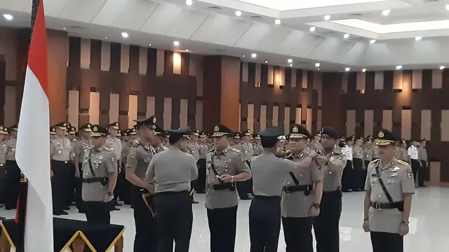 Komjen Gatot Eddy resmi dilantik sebagai Wakapolri menggantikan Komjen Ari Dono Sukmanto yang akan pensiun. Pelantikan dilakukan dalam gelaran serah terima jabatan pada Selasa, (7/1/2020) di Gedung Bareskrim Polri, Mabes Polri, Jakarta.