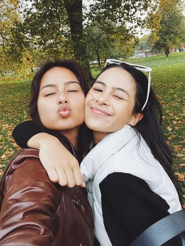 6 Potret Maudy Ayunda Berlibur di Inggris Bareng Adik, Gaya Kasual Tuai Pujian