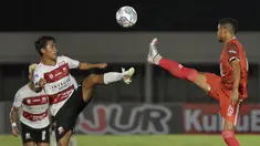 Madura United dan PSM Makassar harus puas berbagi poin pada laga pekan kedua BRI Liga 1 2021/2022 yang berlangsung di Stadion Madya, Minggu (12/09/2021) malam WIB. Pertandingan tersebut berakhir dengan skor 1-1. (Foto: Bola.com/Ikhwan Yanuar)
