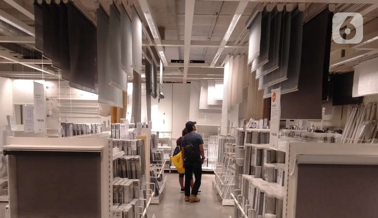 Pengunjung berjalan diantara produk display pada salah satu mall ritel modern di kawasan Alam Sutera, Tangerang Selatan, Banten, Kamis (19/3/2020). Sejumlah ritel modern non-pangan telah mengalami tekanan yang cukup dalam akibat merebaknya virus corona di Indonesia. (merdeka.com/Arie Basuki)