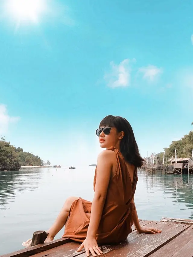 Pesona Cita Citata Foto dengan Latar Belakang Air Laut, Bikin Adem
