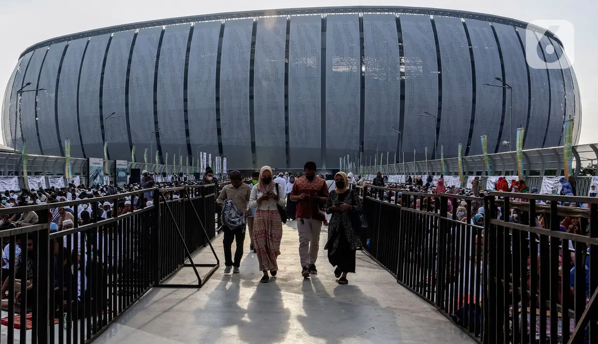 <p>Umat Islam tiba untuk melaksanakan sholat Id 1 Syawal 1443 Hijriah hingga memenuhi Stadion Jakarta Internasional Stadium, Senin (2/5/2022). Pemerintah Indonesia menetapkan Hari Raya Idul Fitri 1443 Hijriah jatuh pada tanggal 2 Mei 2022. (Liputan6.com/Johan Tallo)</p>