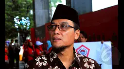Mantan Pimpinan KPK, M. Yasin mendatangi gedung Komisi Pemberantasan Korupsi (KPK), Jakarta, Senin (19/1/2015).  M Yasin tiba di gedung KPK, Jakarta sekitar pukul 09.30 WIB. (Liputan6.com/Faisal R Syam)