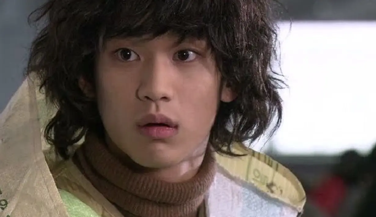 Gaya rambut Kim Soo Hyun di Dream High juga terlihat buruk. Gaya rambut curl tidak cocok dengan wajah imut Kim Soo Hyun. (Foto: soompi.com)