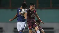 Pemain Persib Bandung, Achmad Jufriyanto (kiri) berduel udara dengan pemain PSM Makassar, Sutanto Tan dalam laga pekan ke-6 BRI Liga 1 2021/2022 di Stadion Wibawa Mukti, Cikarang, Sabtu (02/10/2021) WIB. Kedua tim bermain imbang 1-1. (Bola.com/Bagaskara L