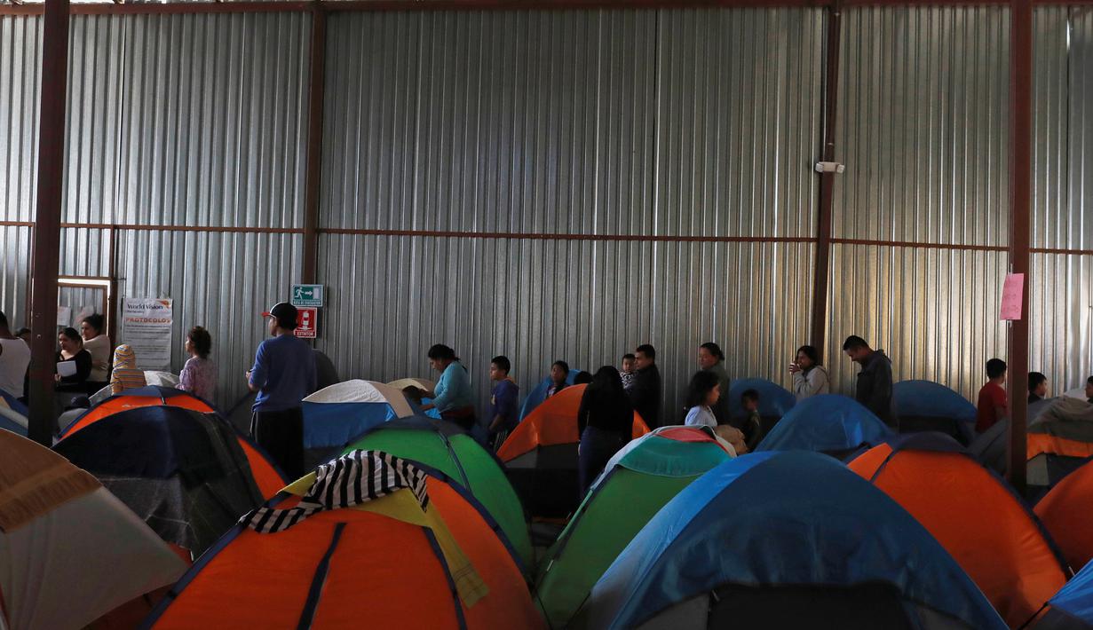 Imigran mengantre makanan di dalam tempat penampungan di Tijuana, Meksiko 6 April 2019. Rombongan migran Amerika Tengah mencapai kota perbatasan antara Meksiko dan AS tersebut  untuk mencari suaka akibat kekerasan, pembunuhan dan kemiskinan yang mengancam