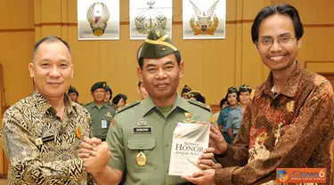 Citizen6, Jakarta: Dalam Upacara Pembukaan tersebut Ketua PPWI memberikan sekaligus melaunching buku berjudul &quot;Berburu Honor dengan Artikel&quot; kepada Puspen TNI sebagai wujud hubungan yang telah terjalin dengan baik. (Pengirim: Badarudin Bakri).