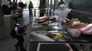 Rangkaian bunga dan pesan belasungkawa berjajar di salah satu titik Stasiun Bekasi Timur, Kota Bekasi, Jawa Barat, pada Kamis (30/4/2026). Tampak dalam foto, seorang anak meletakkan karangan bunga di dekat pintu masuk peron Stasiun Bekasi Timur, Bekasi, Jawa Barat, Kamis (30/4/2026). (Kapanlagi.com/Budy Santoso)