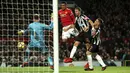 Chris Smalling menambah keunggulan Manchester United lewat gol pada menit ke-45 saat melawan Newcastle United pada laga Premier League di Old Trafford, Manchester, (18/11/2017). MU menang 4-1 (Martin Rickett/PA via AP)
