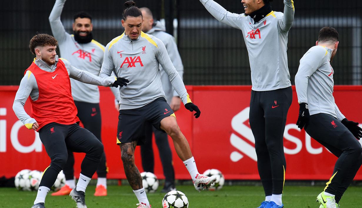 Darwin Nunez (tengah) bersama sejumlah pemain Liverpool melakukan latihan jelang laga lanjutan Liga Champions 2024/2025 melawan Girona di AXA training centre, Liverpool, Inggris, Senin (09/12/2024) waktu setempat. (AFP/Peter Powell)