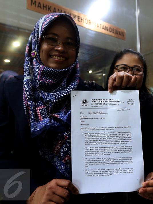 Perwakilan Lingkaran Aku Cinta Indonesia (LACI) menunjukkan surat pelaporan Fahri Hamzah di Mahkamah Kehormatan Dewan (MKD) DPR, Jakarta, Senin (30/1). Fahri dilaporkan lantaran menyebut TKI sebagai babu dalam akun Twitternya. (Liputan6.com/Johan Tallo)