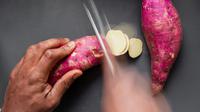 Kulit ubi jalar juga memiliki kandungan nutri yang baik untuk tubuh/Copyright unsplash.com/Louis Hansel