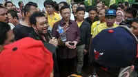 Yorrys Raweyai (memegang botol minuman) menuntut Rapat Pleno harus tetap dilaksanakan mesti tanpa kehadiran aburizal Bakrie, DPP Golkar, Jakarta, Selasa (25/11/2014). (Liputan6.com/Johan Tallo)