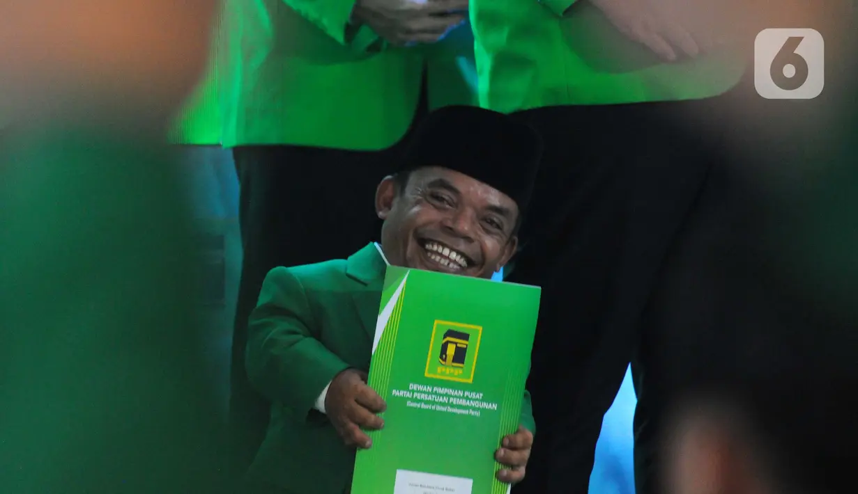 Bakal calon anggota legislatif (Bacaleg) dari PPP yang juga artis Usnan Batubara atau Ucok Baba menerima berkas dan surat tugas  di Kantor DPP PPP, Jakarta, Rabu (7/6/2021). (merdeka.com/Imam Buhori)