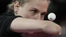 Natalia Partyka dari Polandia melakukan servis melawan Nozomi Takeuchi dari Jepang pada Kelas 10 Grup A kompetisi tenis meja putri di Paralimpiade Tokyo 2020, Tokyo, Jepang, 25 Agustus 2021. (AP Photo/Eugene Hoshiko, File)