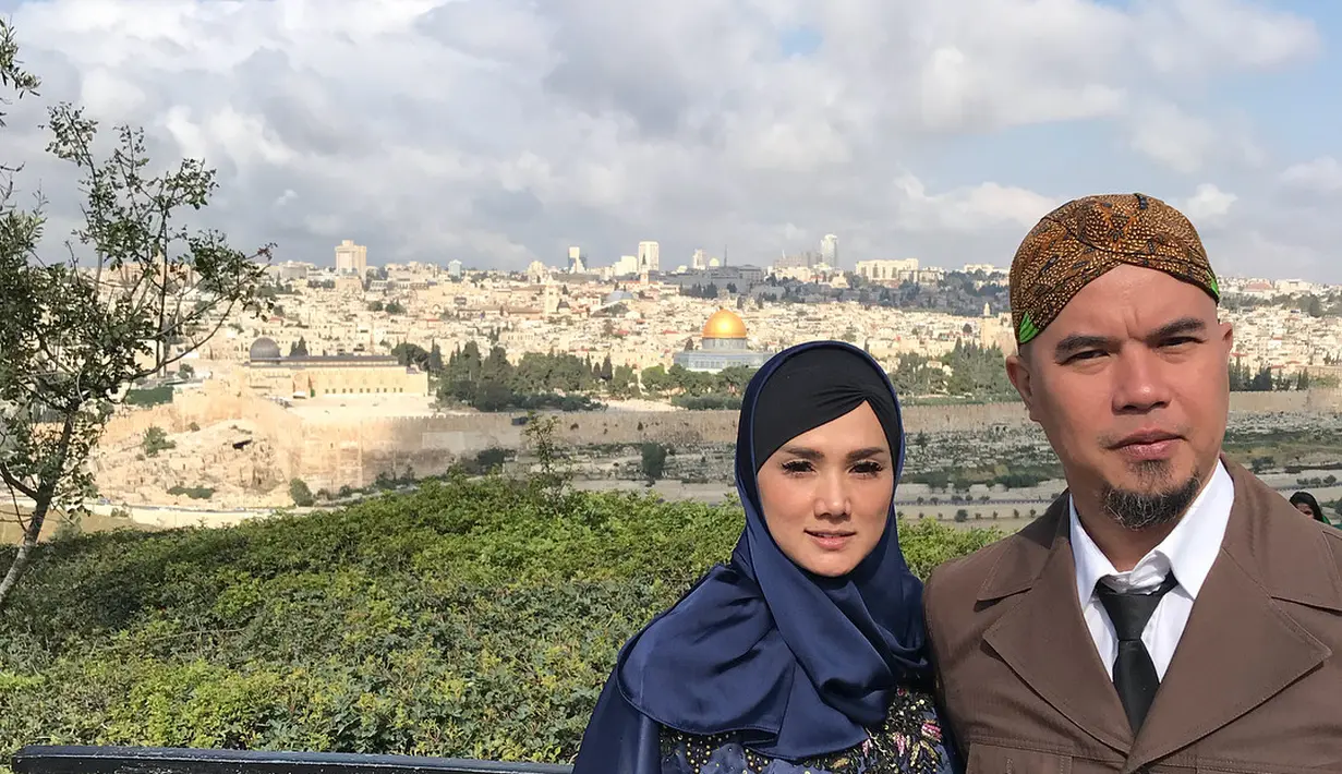 Pasangan selebriti Mulan Jameela dan Ahmad Dhani sedang menjalani wisata religi ke Jerusalem. Beberapa tempat bersejarah bagi umat Islam dikunjungi oleh kedua pasangan ini. (Instagram/mulanjameela1)