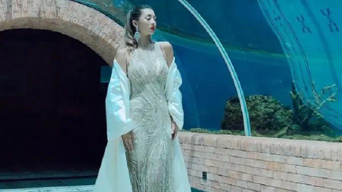 Jennifer Bachdim dalam balutan gaun tembus pandang yang dikatakan mirip dengan Kendall Jenner