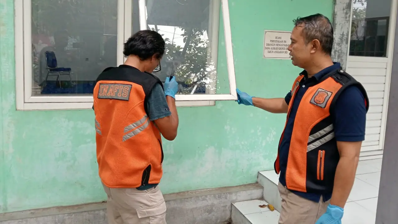 Pencuri menjebol jendela sekolah saat mencuri laptop.