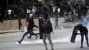 Seorang demonstran menendang gas air mata yang ditembakkan Polisi Anti Huru hara, Brasil, Jumat (8/1/2016). Pengunjuk rasa protes terhadap kenaikan tarif untuk bus kota di Sao Paulo. (Reuters/Nacho Doce)