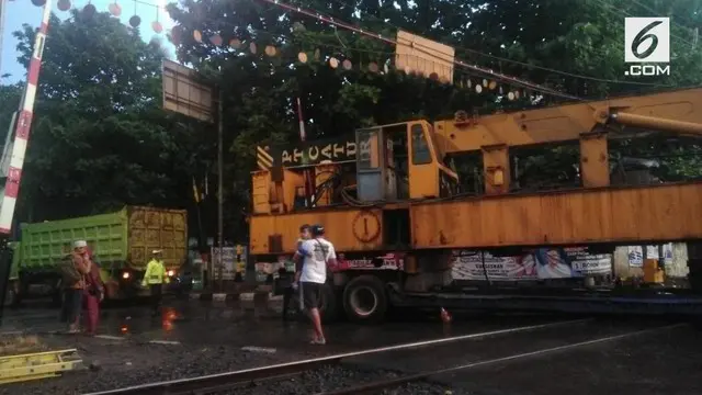 Sebuah truk tersangkut kabel perlintasan kereta di daerah Bekasi. Kejadian ini menyebabkan jadwal commuter line terganggu.