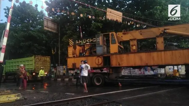 VIDEO: Truk Tersangkut Kabel Lintasan Kereta, Commuter Line Molor
