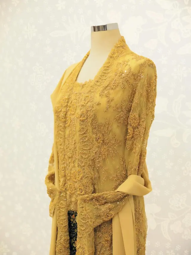 Kebaya emas rancangan Didiet Maulana