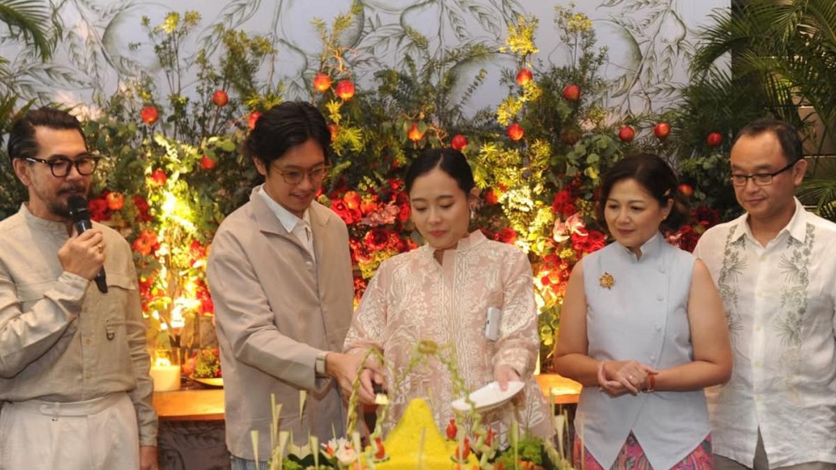 Brandon Salim Gelar Syukuran Tujuh Bulanan Kehamilan sang Istri Dhika Himawan yang Kenakan Kebaya Kerah Shanghai