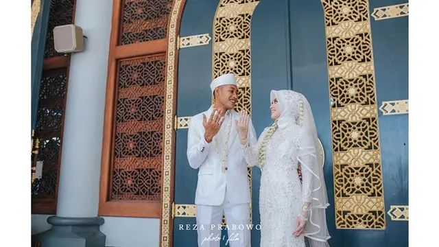 5 Potret Romantis Bek Tangguh Persebaya, Hansamu Yama Bersama Sang Istri