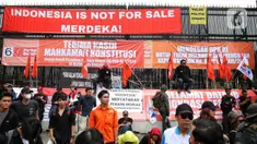 Massa dari berbagai elemen terus berdatangan melakukan aksi penolakan revisi UU Pilkada di depan gedung MPR, DPR, dan DPD RI, Jakarta, Kamis (22/8/2024). (Liputan6.com/Angga Yuniar)