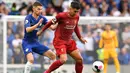 Gelandang Liverpool, Roberto Firmino, berushaa melewati gelandang Chelsea, Jorginho, pada laga Premier League di Stadion Stamford Bridge, London, Minggu (22/9). Chelsea kalah 1-2 dari Liverpool. (AFP/Olly Greenwood)