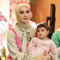 Sementara itu, Irish tampil dengan dress pink yang dibuat luran dengan inner kemeja coklat yang serasi dengan kerudungnya. [@_irishbella_]