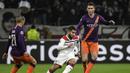 Aksi Nabil fekir mencoba melewati David Silva laga lanjutan liga champions yang berlangsung di stadion Parc Olympique Lyonnais, Prancis, Rabu (28/11). Lyon bermain imbang 1-1 kontra Manchester City. (AFP/Jeff Pachoud)