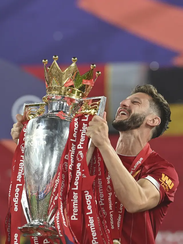 FOTO: Liverpool Angkat Trofi Liga Inggris