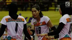 Pevoli Jakarta BNI 46, Kajcharaporn berdiskusi dengan rekannya saat melawan Bandung Bank BJB pada perebutan tempat ketiga Proliga 2019 di GOR Among Rogo, Yogyakarta, Sabtu (23/2). BNI 46 menang 3-1 atas BJB. (Bola.com/Yoppy Renato)