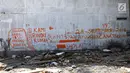 Tulisan cat oranye dengan pesan Kami Rindu Rumah Kami dan Jangan Ambil Sisa Barang Kamis menghiasi dinding rumah pasca gempa bumi dan tsunami di Jalan Trans Sulawesi, Palu, Sulawesi Tengah, Kamis (4/10). (Liputan6.com/Fery Pradolo)