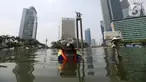 Petugas melakukan perawatan kolam Patung Selamat Datang Bundaran HI, Jakarta, Selasa(1/9/2020).Perawatan skala rutin dilakukan agar terhindar dari masalah kerusakan seperti lampu kolam, pipa berkarat, batu lantai kolam, dan lain-lain. (merdeka.com/Imam Buhori)