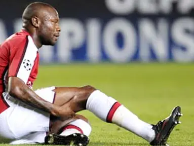 Arsenal&#039;s William Gallas holds his leg after being injured during their Champions League cup football match against Villareal at Madrigal Stadium in Villarreal on April 7, 2009. AFP PHOTO/DIEGO TUSON 