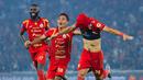 Pemain Persija Jakarta, Eksel Runtukahu (kanan), bersama Rayhan Hannan dan Allano merayakan gol ke gawang Persebaya Surabaya pada laga pekan ke-27 BRI Super League di Stadion Utama Gelora Bung Karno, Jakarta, Sabtu (11/4/2026). (Bola.com/Bagaskara Lazuardi)