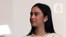 Penyanyi Lyodra Ginting saat konferensi pers peluncuran remake lagu 'Sang Dewi' di kawasan Thamrin, Jakarta, Kamis (11/8/2022). Lyodra Ginting secara resmi meluncurkan remake lagu lawas dan musik video 'Sang Dewi' yang berkolaborasi dengan musikus sekaligus komposer Andi Rianto. (Liputan6.com/Herman Zakharia)