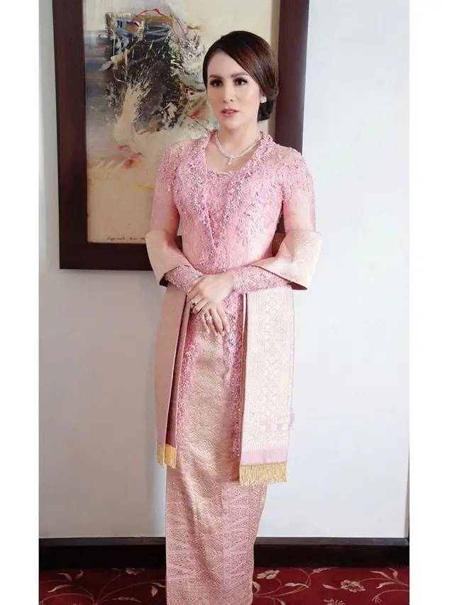6 Potret Momo Geisha saat Pakai Kebaya, Anggun dan Menawan
