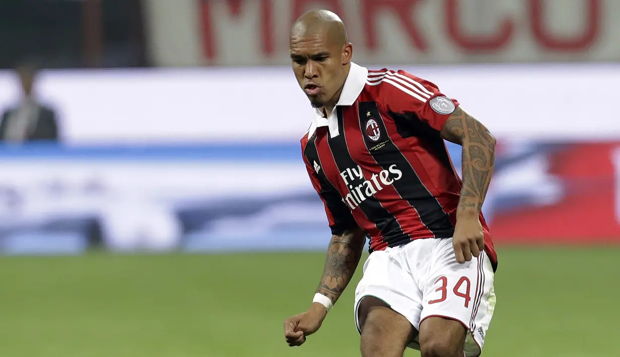 3. Nigel De Jong - De Jong pernah bermain untuk Manchester City dan Newcastle United. Pemain asal Belanda ini pernah mematahkan tulang kaki Hatem Ben Arfa dan menendang dada Xabi Alonso saat pertandingan Piala Dunia 2010. (AP Photo/Luca Bruno)