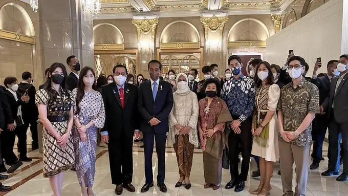 Penampilan serba batik Youtuber dengan Konten Indonesia-Korea saat bertemu Jokowi