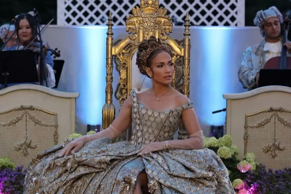 Bertemakan Bridgeton, Jennifer Lopez Tampil Awet Muda Bak Princess Kenakan Gaun Kristal di Perayaan Ulang Tahun ke-55