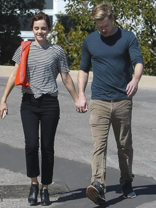 Emma hadir di acara itu dan beberapa lama diikuti oleh Chord. (BACKGRID/milliyet.com.tr)