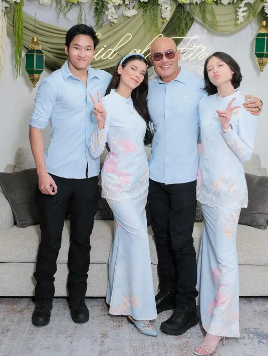 Istri Deddy Corbuzier, Sabrina Chairunnisa tampil kembaran bersama Nada Tarina Putri mengenakan baju kurung warna biru ‘Prabowo’. [@sabrinachairunnisa_]